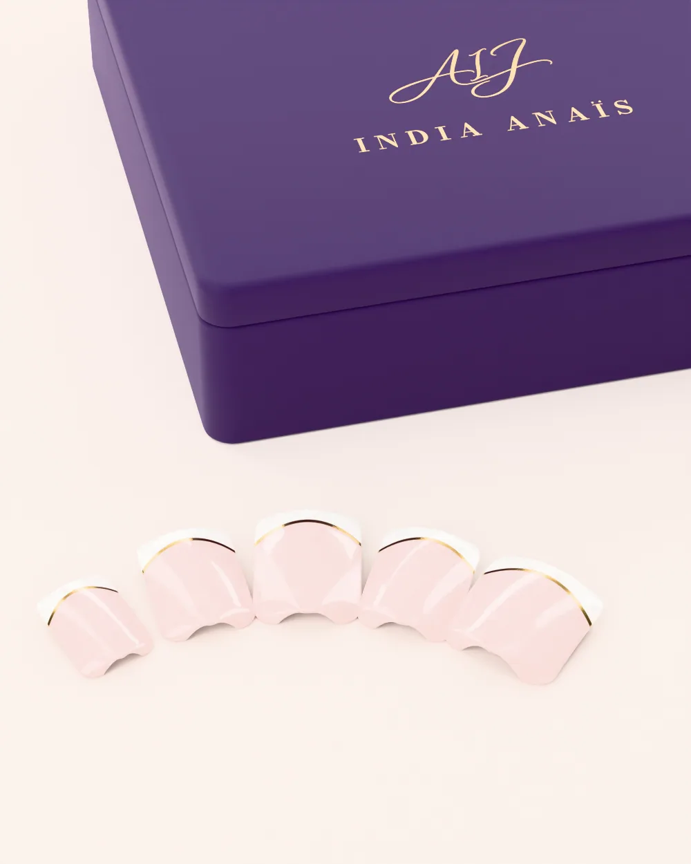 Gilded French, press-on nagels, roze french met gouden lijn · squoval · kort, van India Anaïs