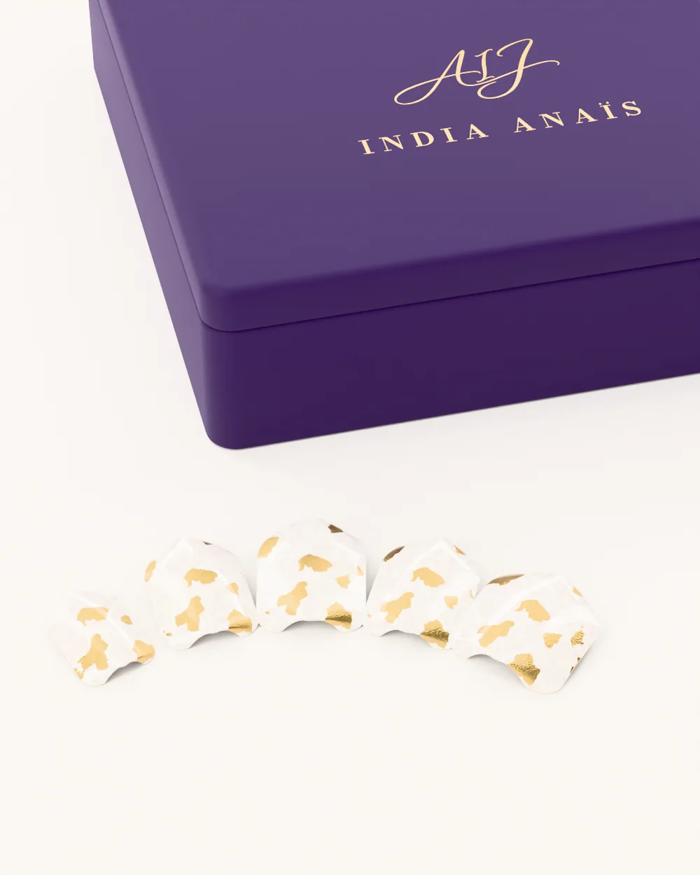 Milk Veil Gold Leaf, press-on nagels, melkachtig sheer met bladgoud · ovaal · kort, van India Anaïs