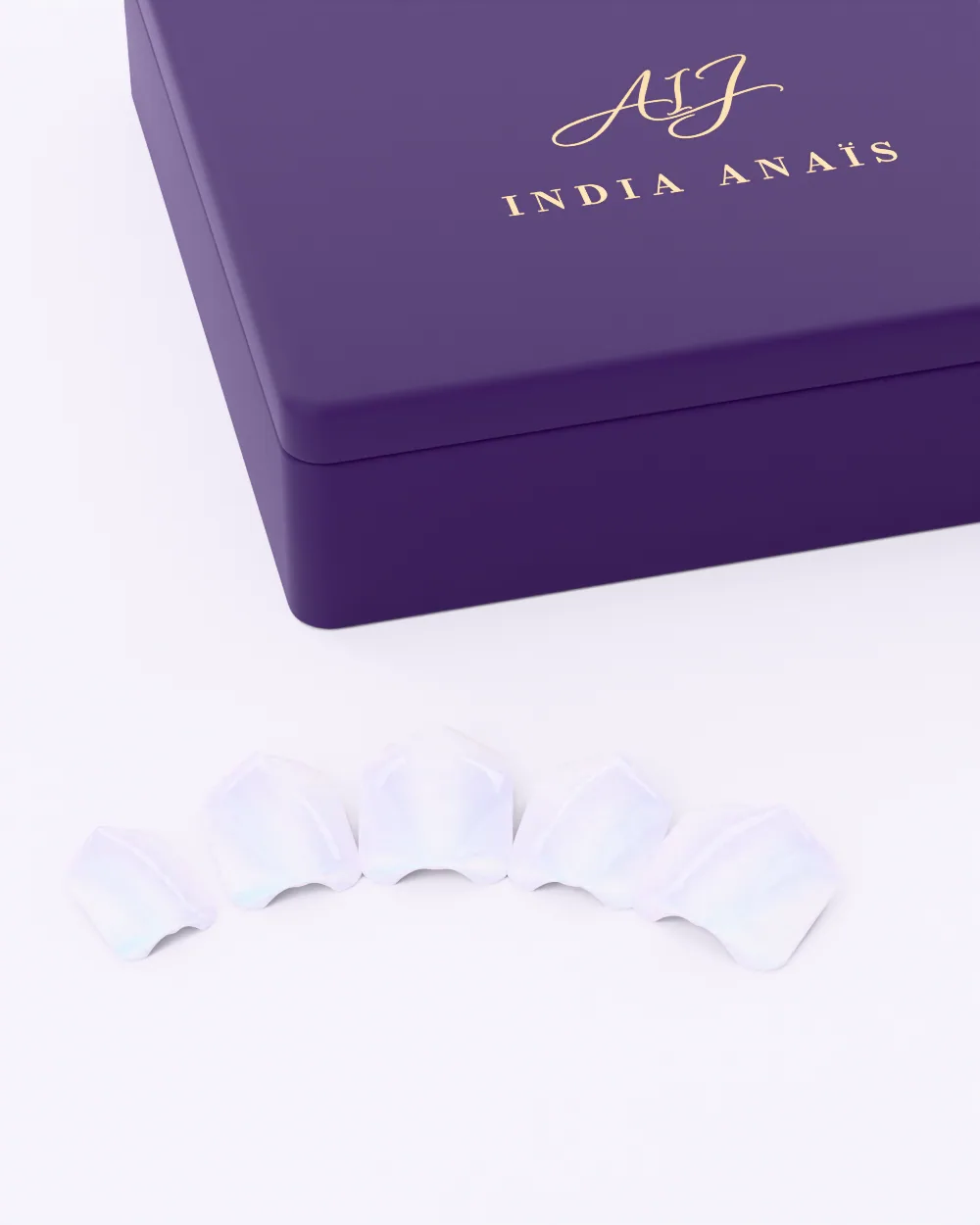 Moonstone Glaze, press-on nagels, melkachtige parel · ovaal · kort, van India Anaïs